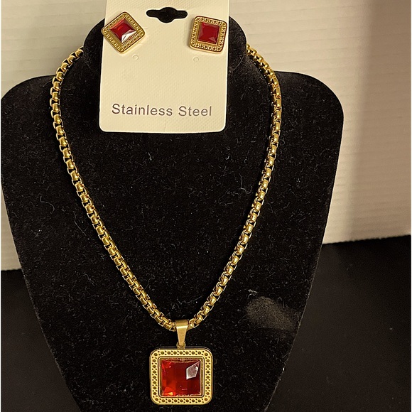 FASHION JEWELRY NECKLACE & EARRINGS SET GOLD COLOR STAINLESS STEEL RED PENDANT - Picture 6 of 9